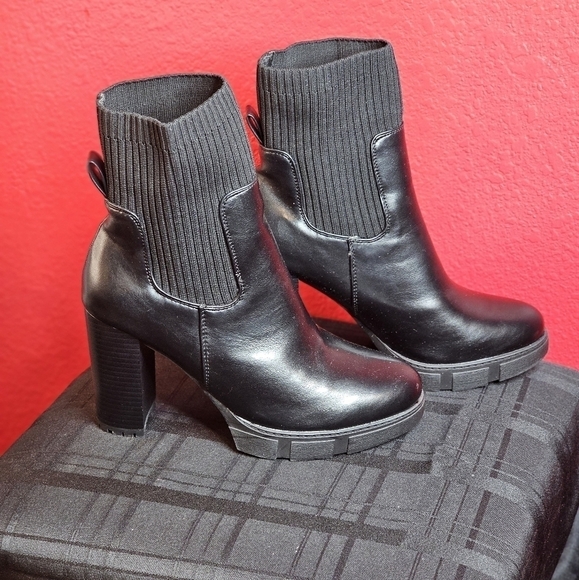 I.D. Required Women's Hareigh Black Ankle Boots Various Sizes - Picture 2 of 9